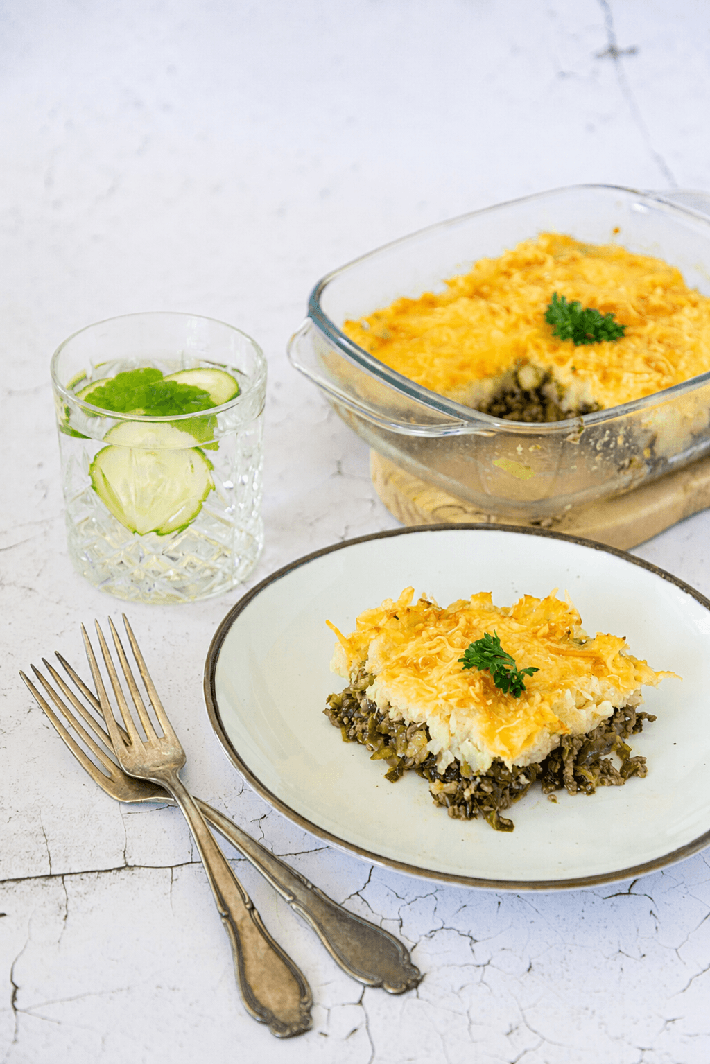 Andijvieschotel met rundergehakt, romige bloemkoolpuree en goudbruine kaaskorst in een ovenschaal — strikt keto dinerrecept voor 4 porties