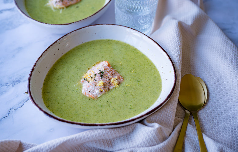 Romige courgettesoep met goudbruine zalm, verse tijm en citroen in een diep bord — koolhydraatarm recept van Makkelijk Afvallen