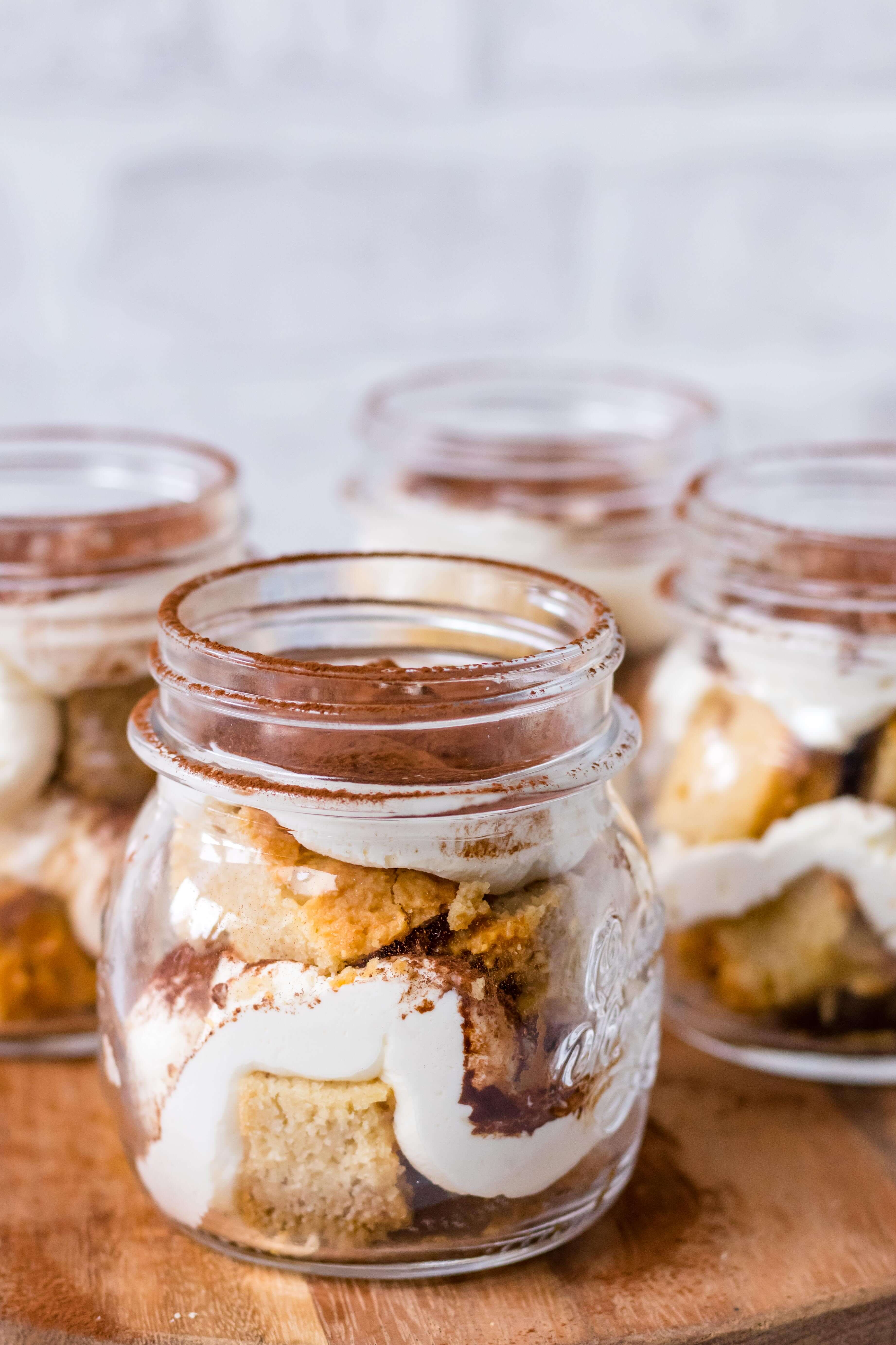 Keto tiramisu in glazen potjes met amandelmeel-cake, mascarpone en cacaopoeder