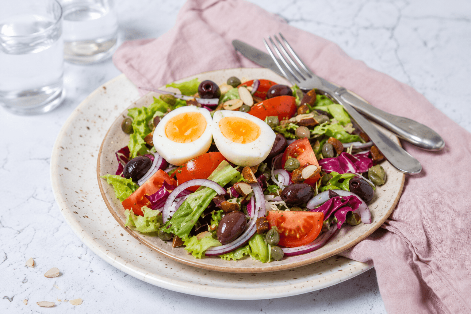 Italiaanse salade met amandelen, ei, olijven en kappertjes — Makkelijk Afvallen