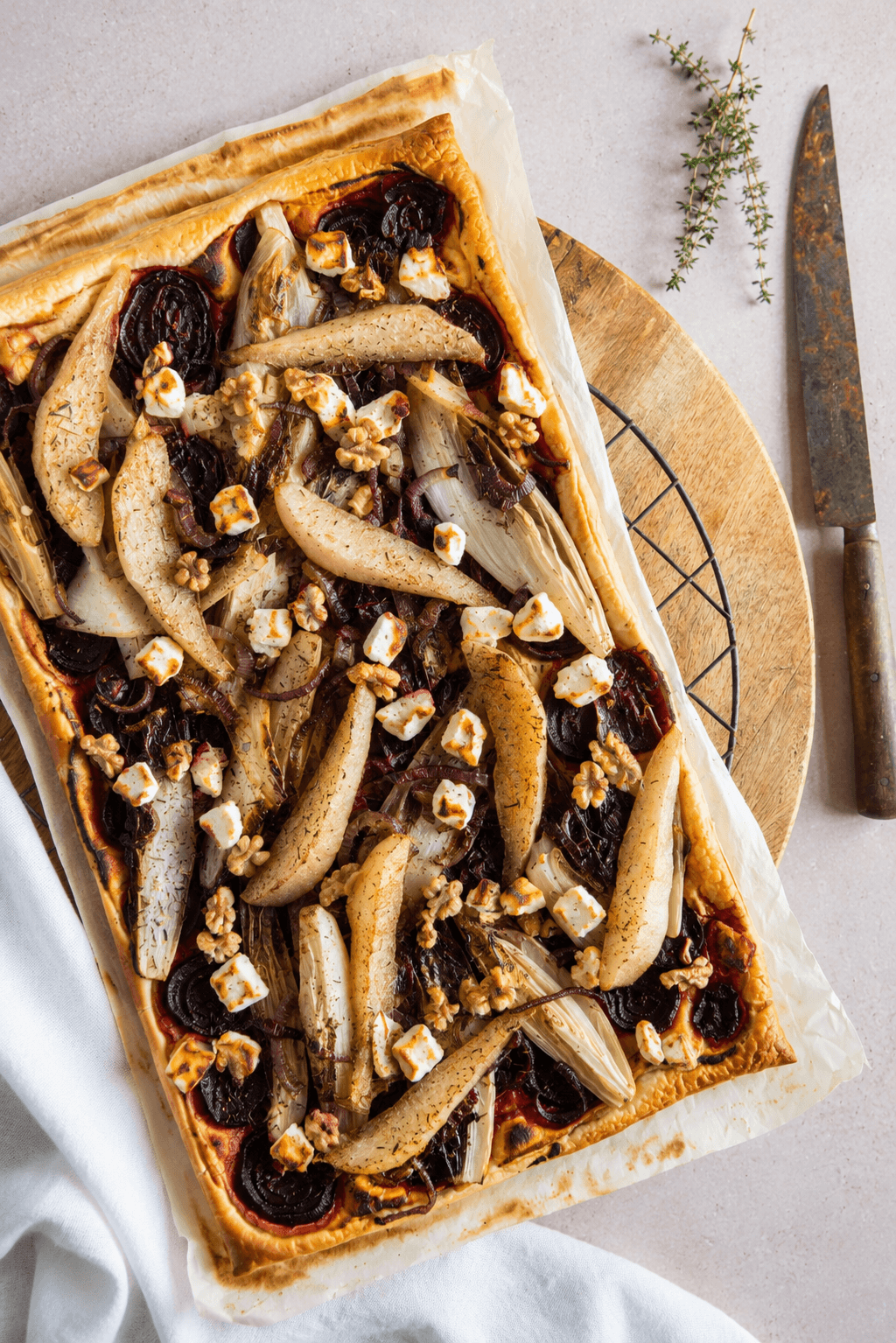 Plaattaart met geitenkaas, witlof, peer, bietjes en walnoten op een bakplaat — koolhydraatarm vegetarisch recept voor 4 porties