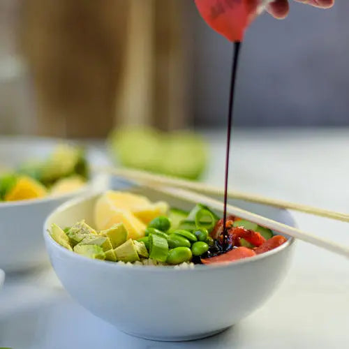 Koolhydraatarme poke bowl met zalm bloemkoolrijst en avocado