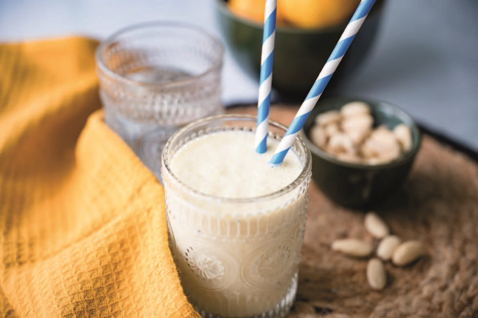 Tropical Vanilla Smoothie in een glas met kiwi en mineola — koolhydraatarm plantaardig ontbijt van Makkelijk Afvallen