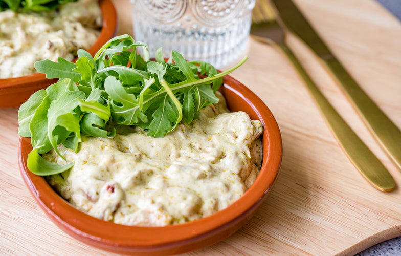 Kom kipsalade met pesto en rucola — koolhydraatarme lunch zelf gemaakt