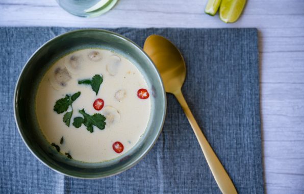 Thaise kokossoep met kip in een kom, gegarneerd met verse koriander - koolhydraatarm Aziatisch recept